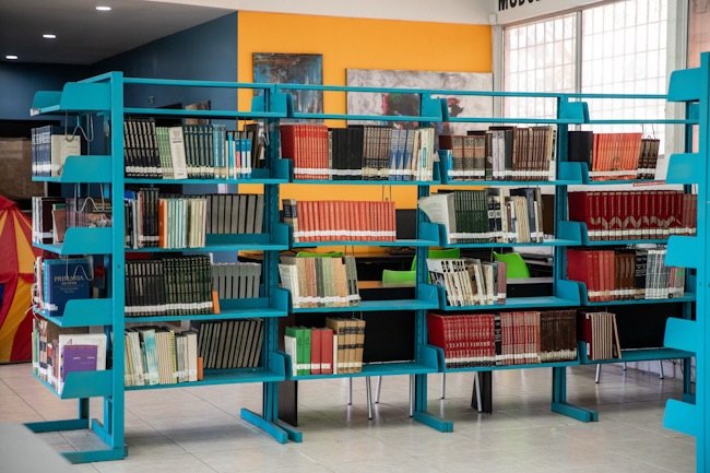Docentes rescatan libros del Fondo de Cultura Económica