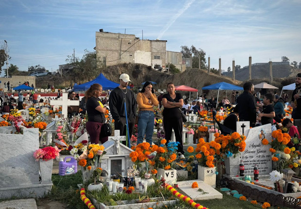 Colores, flores y recuerdos llenan los panteones en el Día de Muertos