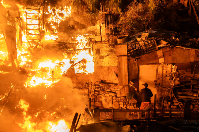 Incendio devora diez casas improvisadas en zona de invasión