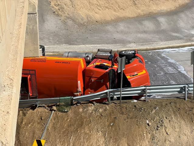 Volcadura de Pipa Cargada con Diesel en Tijuana