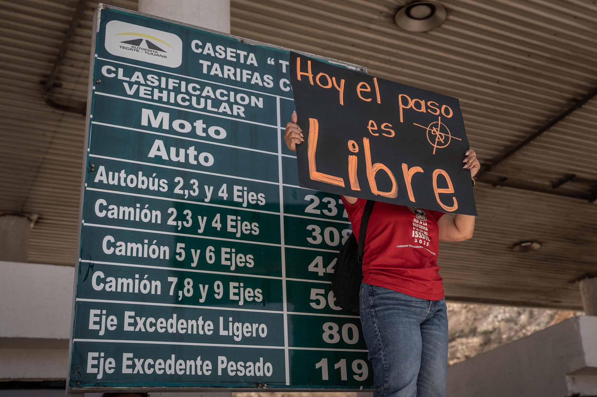 Liberan caseta Tecate como parte del paro nacional de la CNTE