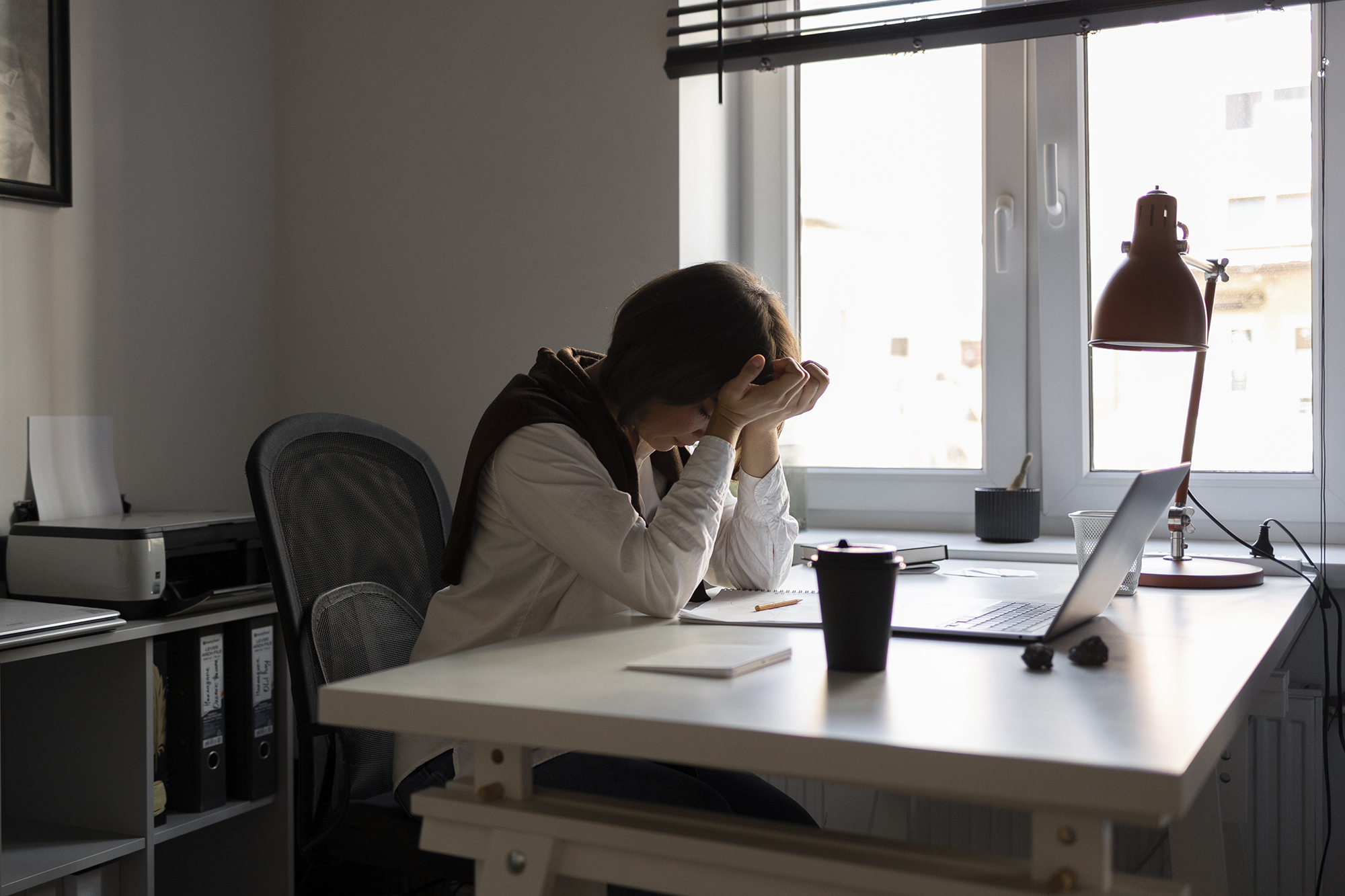 Urgen protocolos por estrés laboral