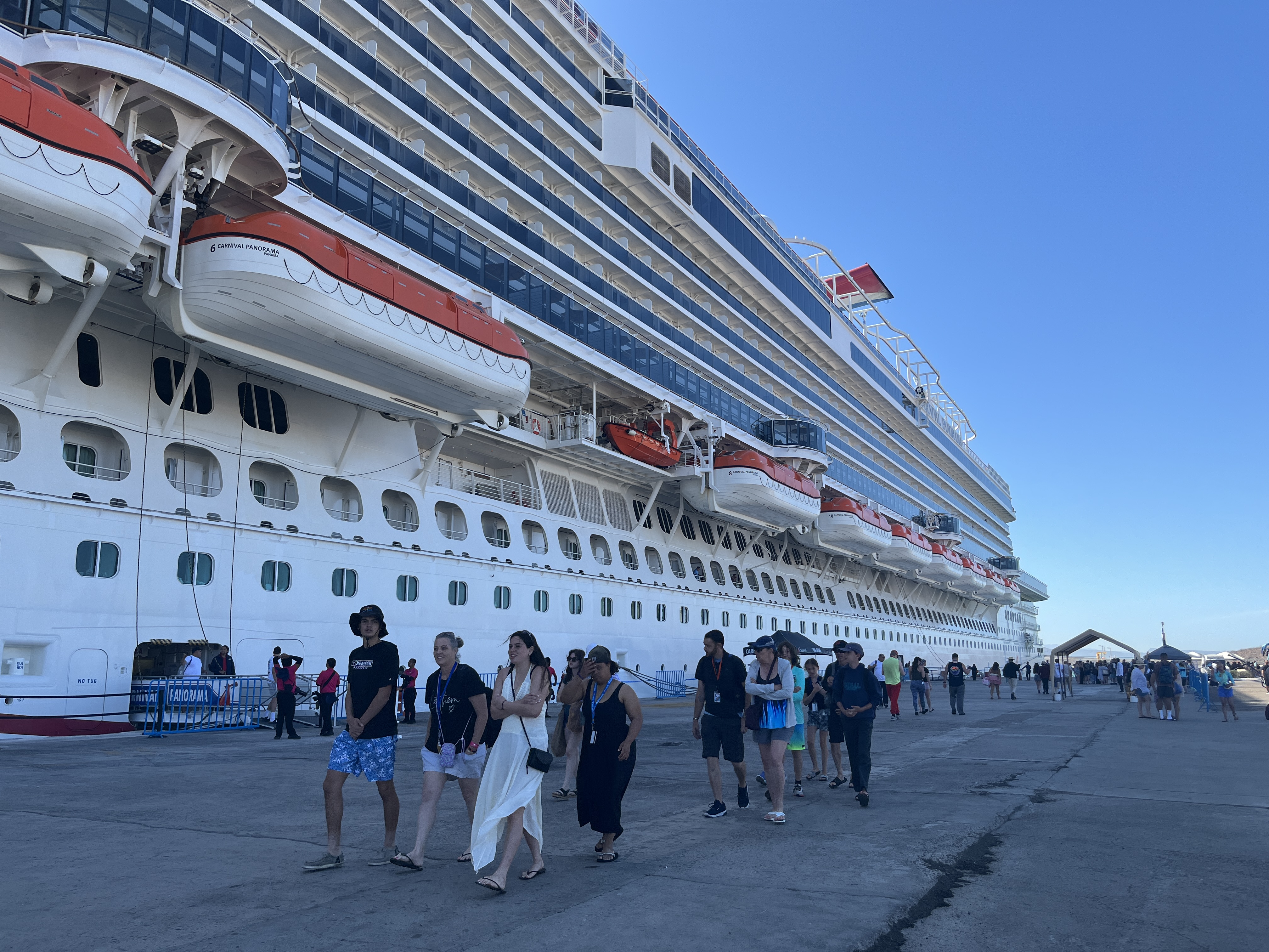 Arribo del crucero Panorama revitaliza la economía local en La Paz